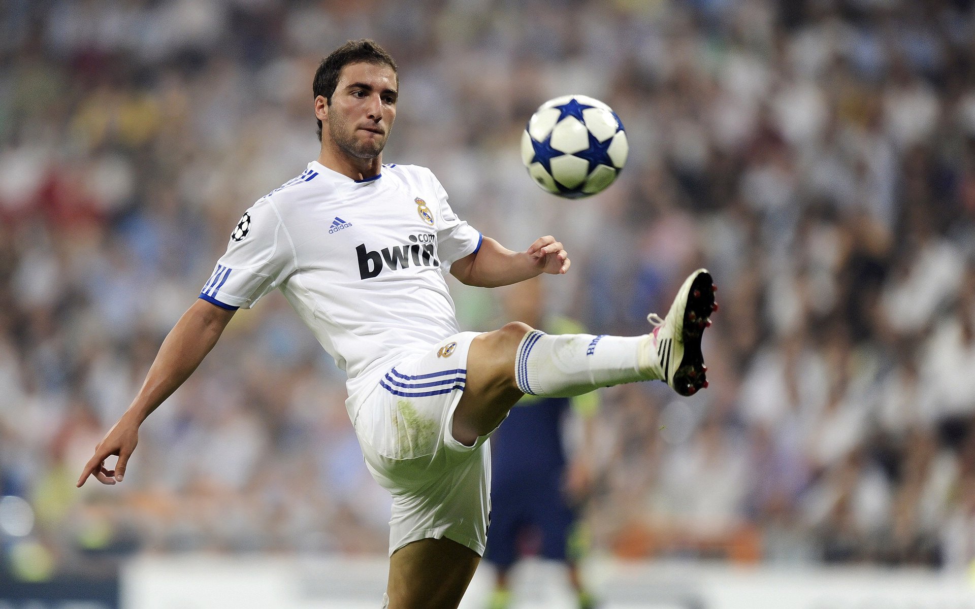 绿茵烽火三重奏，西甲德比硝烟起，那不勒斯硬仗破局，澳大利亚足球觉醒