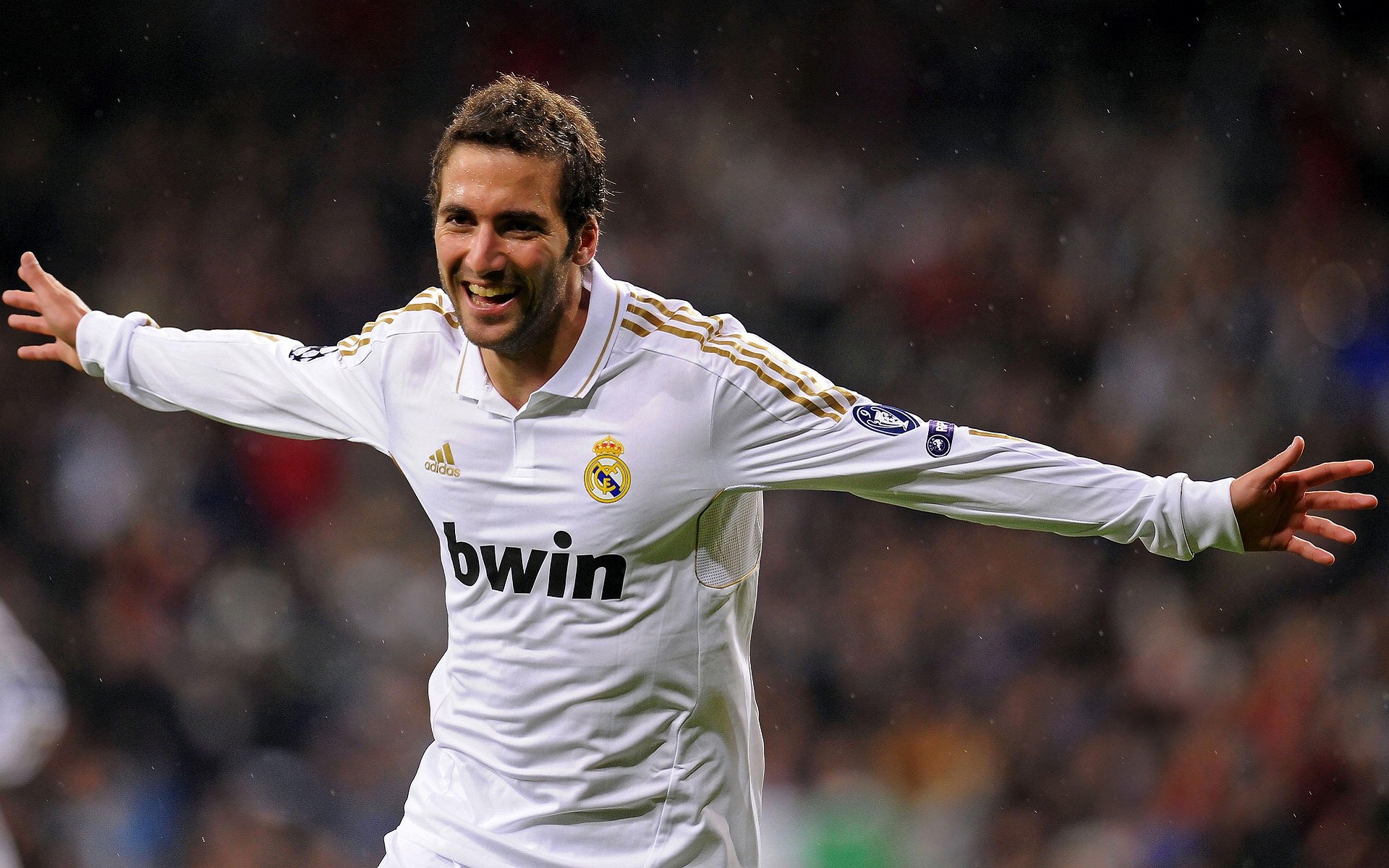 赛道与绿茵的交响，哈弗茨的进攻艺术点燃F1街道赛之夜