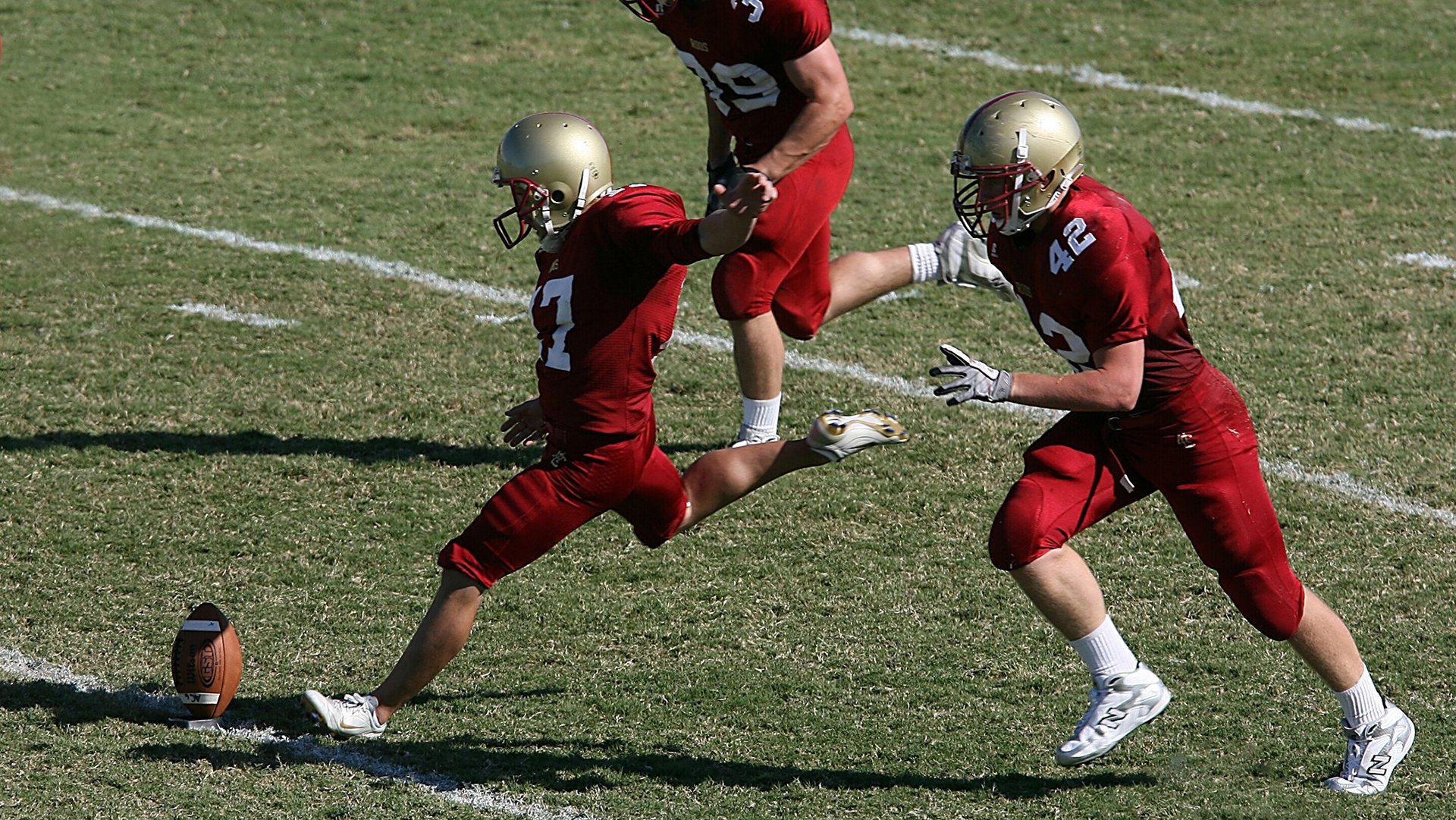 街道狂飙，F1新加坡夜战，雷霆硬仗击溃开拓者